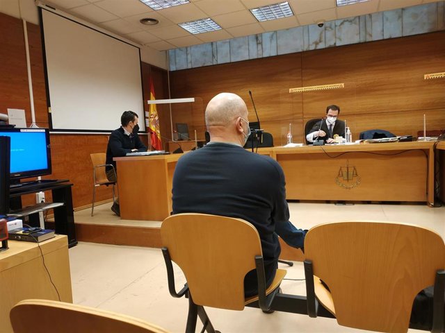 El acusado, durante la vista en la que ha obtenido un fallo absolutorio ante el perdón obtenido de las ocho perjudicadas.