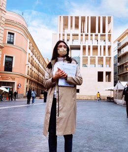 La exmilitar y actual concejala del Ayuntamiento de Murcia, Teresa Franco, con parte de la documentación que presentará en el juicio