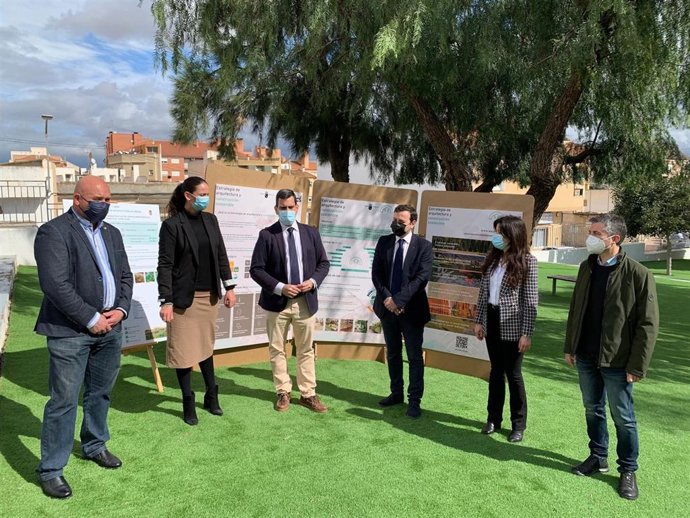 El consejero de Fomento e Infraestructuras, José Ramón Díez de Revenga, la alcaldesa de Fuente Álamo, Juana María Martínez, y el director general de Territorio y Arquitectura, Jaime Pérez Zulueta, durante la presentación