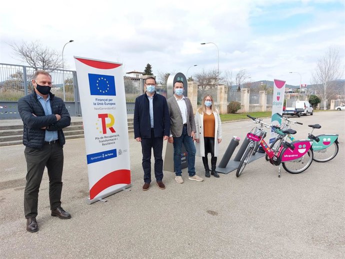 El alcalde de Palma, Jose Hila, junto al teniente de alcalde de Movilidad Sostenible, Francesc Dalmau y el gerente del SMAP, Pedro Manera, presentan el nuevo modelo de bicicletas de la nueva Bicipalma.