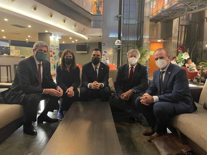 El conseller Roger Torrent, al costat del secretari d'Empresa i Competitivitat, Albert Castellanos, amb els directius d'Alexion Marc Dunoyer i Leticia Beleta, i el vicepresident del hub de desenvolupament, Gonzalo de Miquel