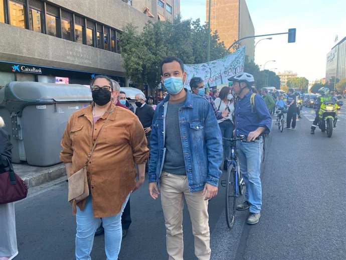 El portavoz de la coalición IU-Podemos en el Ayuntamiento de Sevilla, Daniel González Rojas, en una concentración en Luis de Morales en protesta por la ampliación del tranvía.