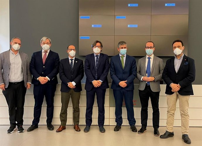 EL director general de Informática y Transformación Digital, Javier Martínez (segundo dcha.), se reunió hoy con miembros del Centro Criptológico Nacional y responsables de ciberseguridad de otras comunidades autónomas.