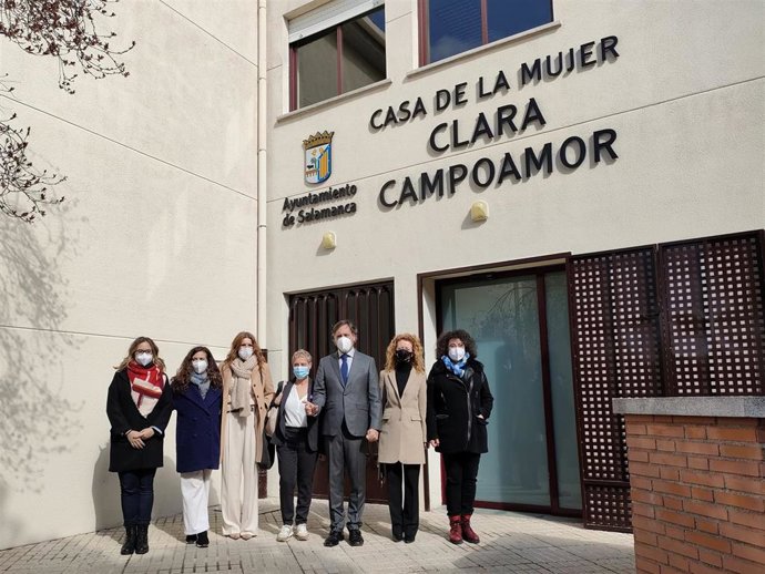 Autoridades en la inauguración de la Casa de la Mujer 'Clara Campoamor' en Salamanca.