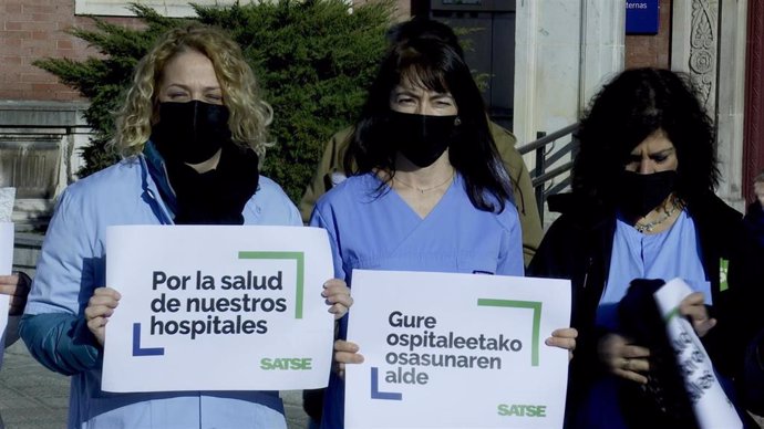 Un momento de la concentración de los representantes del sindicato de enfermería SATSE frente al Hospital de Basurto, en Bilbao.