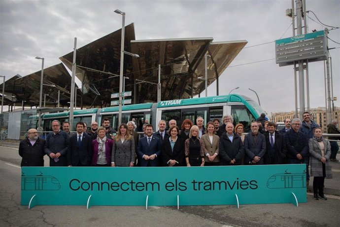 El presidente de la Generalitat, Pere Aragons, y la alcaldesa de Barcelona, Ada Colau, con representantes del Govern, del ayuntamiento y representantes municipales.