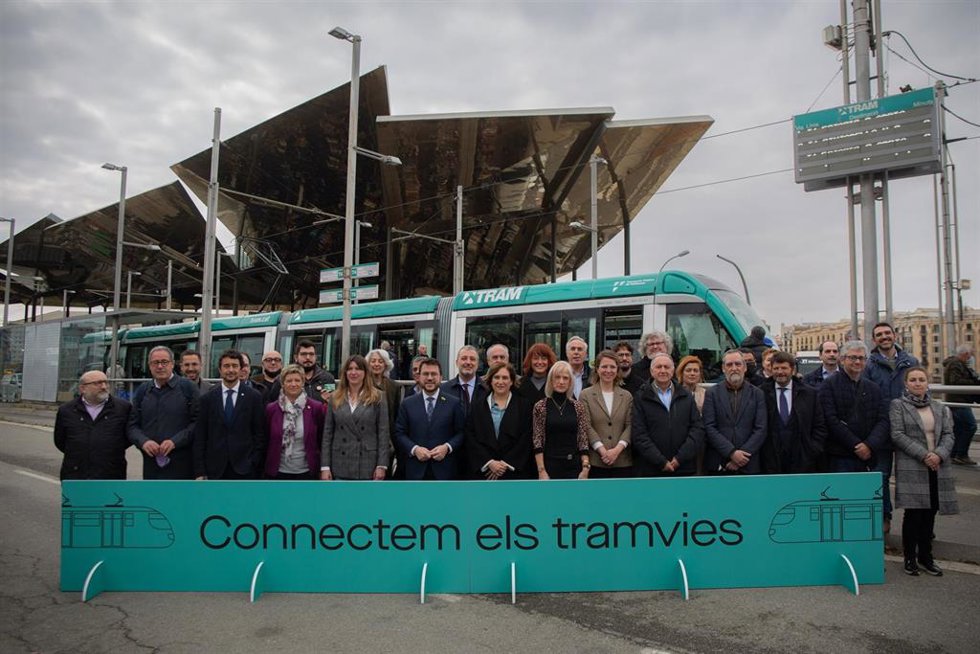 El presidente de la Generalitat, Pere Aragons, y la alcaldesa de Barcelona, Ada Colau, con representantes del Govern, del ayuntamiento y representantes municipales.