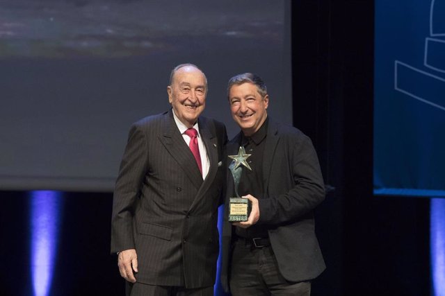 Antoni Pont, presidente de honor de Grupo Borges y presidente del Jurado de Trayectoria Empresarial, entrega el premio Aster a Joan Roca (Celler de Can Roca)