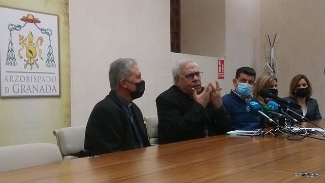 El arzobispo de Granada, Javier Martínez, explica a la prensa el dispositivo de acogida a refugiados de Ucrania