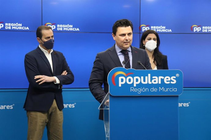 El secretario general del PP de la Región de Murcia (PPRM), José Miguel Luengo, comparece en rueda de prensa tras la reunión del comité de dirección regional del partido