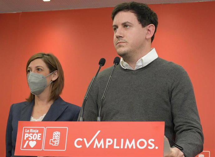 El secretario general del PSOE de Logroño, Víctor Moratinos, y la secretaria de Organización del PSOE de La RIoja, María Marrodán, en comparecencia de prensa