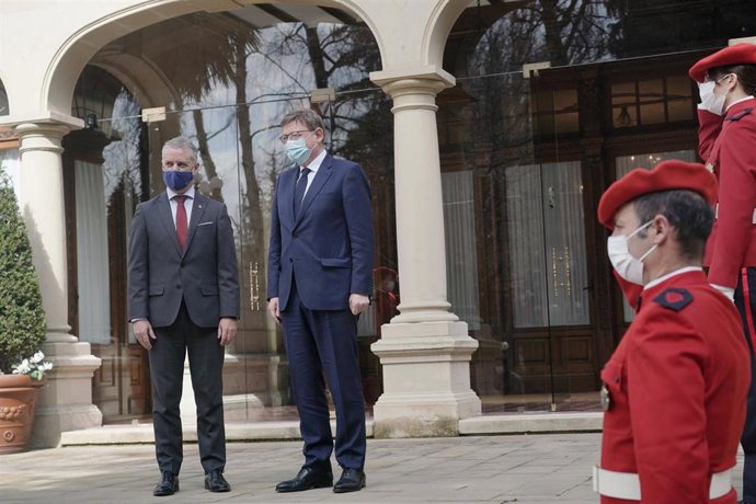 El lehendakari, Iñigo Urkullu (i), recibe al president de la Generalitat Valenciana, Ximo Puig, en el Palacio de Ajuria Enea