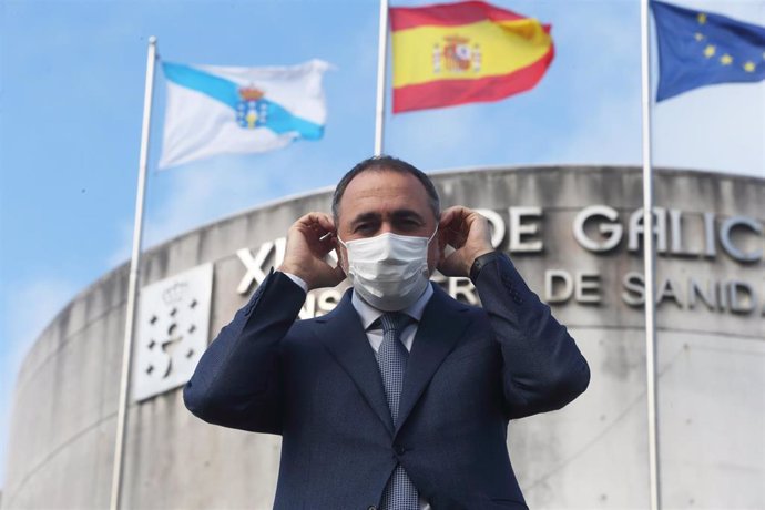 Archivo - El conselleiro de Sanidade, Julio García Comesaña, se coloca la mascarilla para posar en una entrevista con Europa Press.