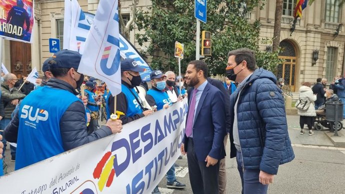 En el centro, el líder de Vox en Catalunya, Ignacio Garriga, durante la concentración del Sindicato Unificado de Policía (SUP) para pedir incentivos para los agentes de la Policía Nacional en Catalunya