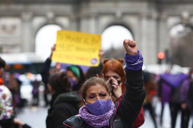 Archivo - Varias mujeres participan en una manifestación feminista en la calle Alcalá, en Madrid (España), a 8 de marzo de 2021. 