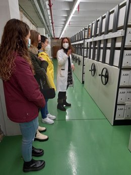 Los alumnos de Historia del Derecho de la UCAV visitan el Archivo Histórico Provincial de Ávila