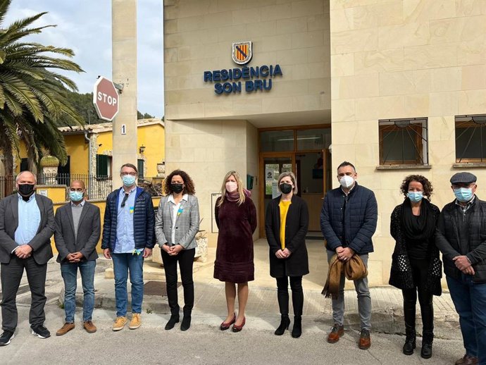 La consellera de Salud y Consumo, Patricia Gómez, y la presidenta del Consell de Mallorca, Catalina Cladera, tras formalizar el acuerdo.