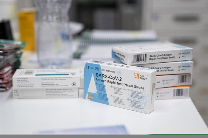 Archivo - Cajas de antígenos en una farmacia en Carabanchel, a 13 de enero de 2022, en Madrid (España). La Comisión Interministerial de Precios de los Medicamentos (CIMP) ha acordado por unanimidad que el precio máximo de venta de los test de antígenos 