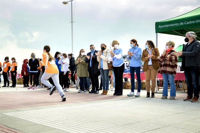 La consejera de Educación y Formación Profesional, Marina Lombó, asiste a la I Carrera Solidaria del IES Ataulfo Argenta, en Castro Urdiales
