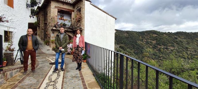 La delegada territorial de Regeneración, Justicia y Administración Local, Mónica Alejo, visita el municipio de Benalauría y las obras que se realizan con cargo al PFEA