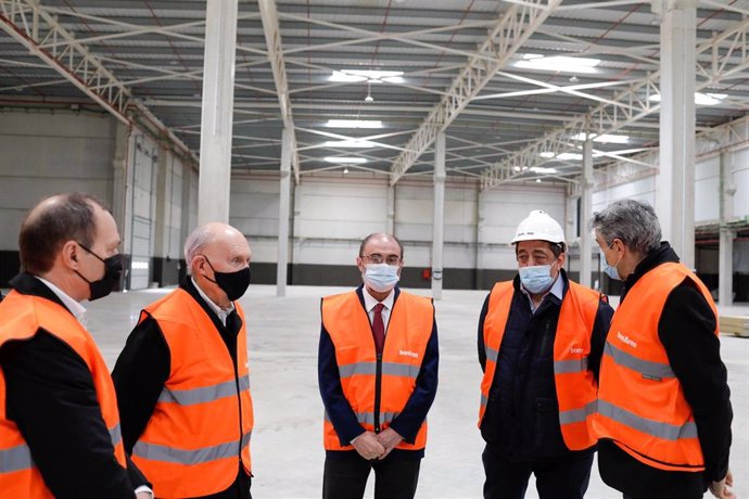 El presidente de Aragón, Javier Lambán, en un momento de su visita a las obras de la empresa Bonárea en el municipio zaragozano de Épila.