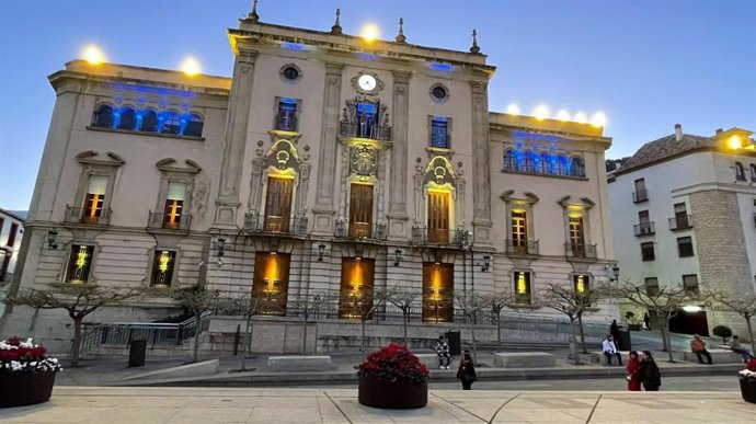 El Ayuntamiento iluminado con los colores de la bandera de Ucrania.