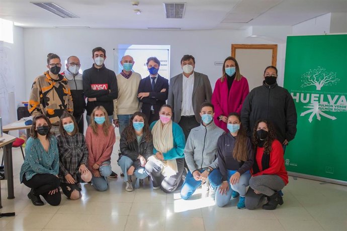 El alcalde de Huelva, Gabriel Cruz, ha visitado el Centro Municipal de La Morana, donde se está impartiendo la segunda edición del curso de 'Monitor de actividades en el tiempo libre infantil y juvenil'.