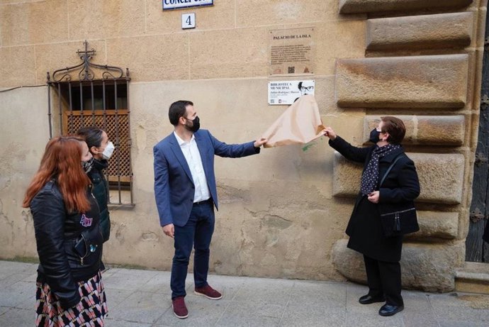 El alcalde de Cáceres y la madre de Julián Rodríguez descubren la placa que da el nombre del escritor a la biblioteca municipal