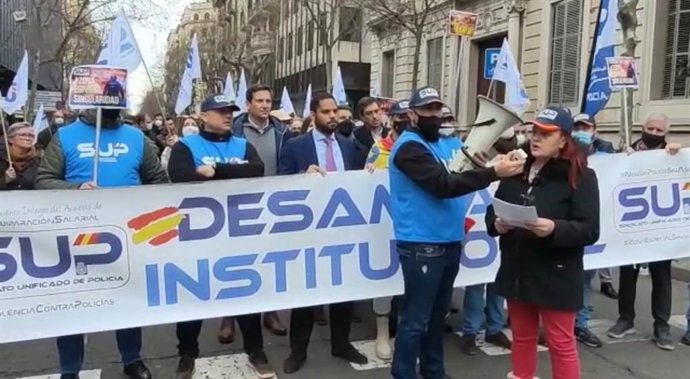 Protesta en Barcelona del SUP para pedir al Ministerio del Interior incentivos que frenen la salida de policías nacionales de Cataluña
