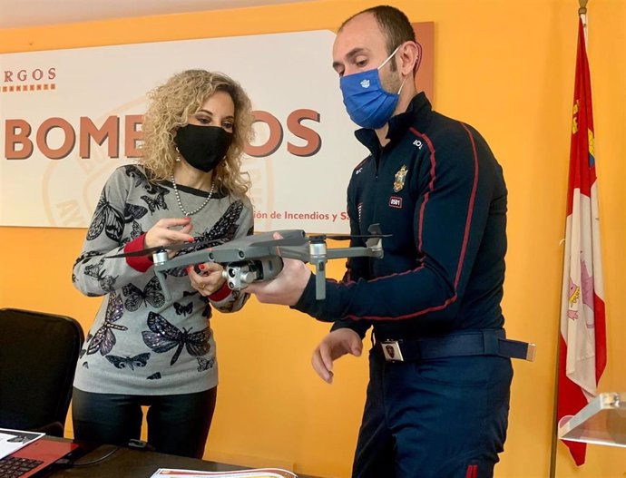 La concejal de Seguridad Ciudadana de Burgos, Blanca Carpintero, junto aun bombero en la presentación de la memoria anual del Servicio.