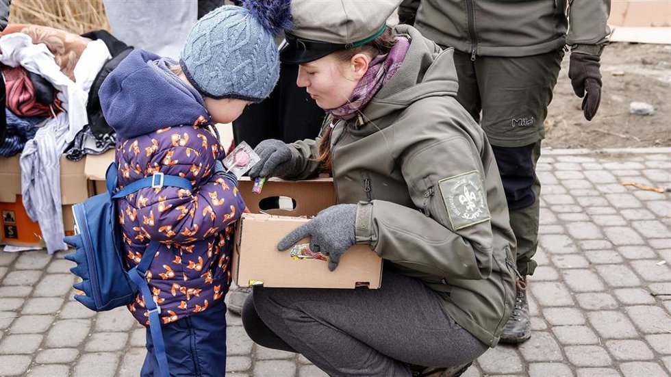 Una niña de Ucrania es atendida por los servicios de emergencia polacos