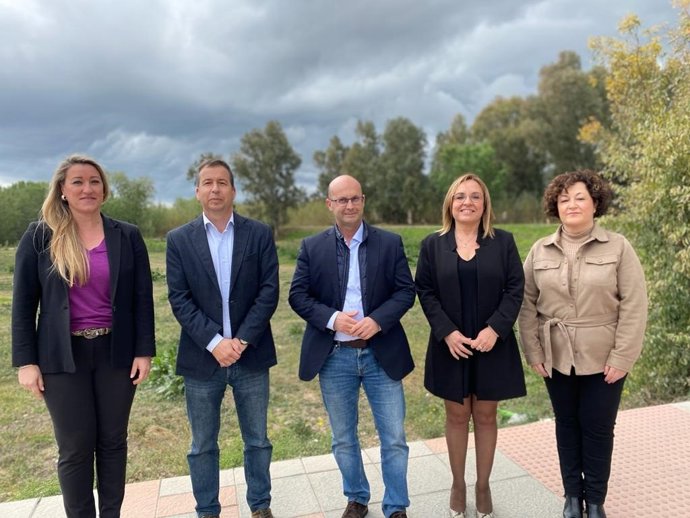 El senador de Cs Jose Luis Muñoz Lagares  en Mijas junto al portavoz de Cs en Mijas, José Carlos Martín, y la concejalas de la formación Arantxa López, Dolores Olmedo y Carmen González