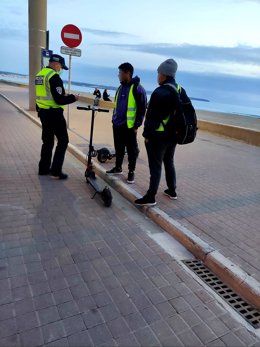 Actuación policial de control de patinetes en Can Pastilla, este viernes pasado.