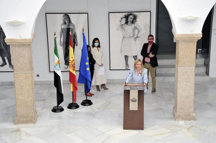 La presidenta de la Asamblea de Extremadura, Blanca Martín, en la inauguración de una muestra del artista extremeño Joaquín Montero
