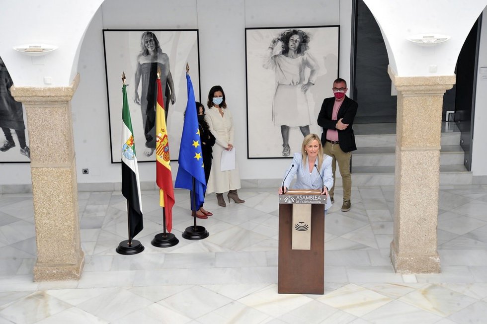 La presidenta de la Asamblea de Extremadura, Blanca Martín, en la inauguración de una muestra del artista extremeño Joaquín Montero