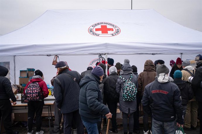 Varias personas provenientes de diferentes puntos de Ucrania, reciben comida y mantas por parte de la Cruz Roja, en las inmediaciones de la estación de tren de Lviv, a 2 de marzo de 2022, en Lviv (Ucrania). Más de 2.000 civiles ucranianos han muerto des