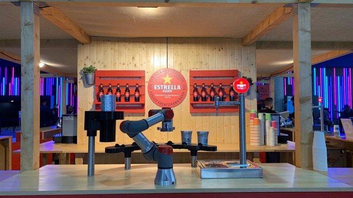 Robot para servir cerveza de Damm.