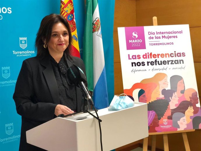 La alcaldesa de Torremolinos, Margarita del Cid, en rueda de prensa.