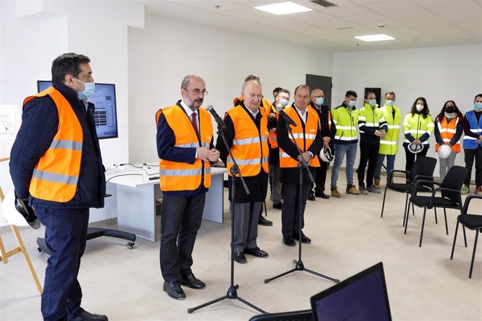 El presidente de Aragón, Javier Lambán, durante su visita a las obras de la empresa BonÁrea en el municipio zaragozano de Épila.