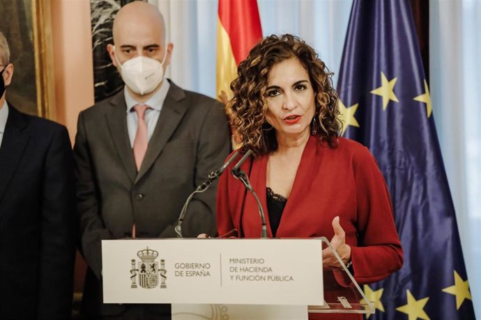 La ministra de Hacienda, María Jesús Montero, interviene en el acto en el que ha recibido el Libro Blanco del comité de personas expertas para la reforma del sistema tributario, en el Ministerio de Hacienda, a 3 de marzo de 2022, en Madrid (España). Mon