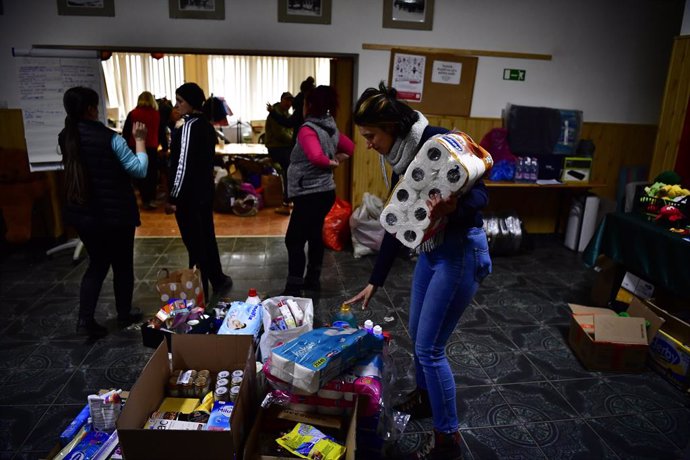 05 March 2022, Hungary, Panyola: Volunteers sort donations for Ukrainian refugees in Panyola. More than a milion people have fled Ukraine to the neighbouring countries due to the Russian invasion. Photo: Marton Monus/dpa