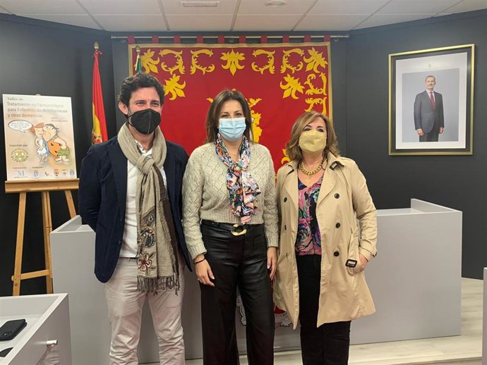 El diputado de Tercer Sector, Francisco José Martín, acompañado de la alcaldesa de Ronda, María Paz Fernández, y de la presidenta de Aroal, Francisca González Escalante