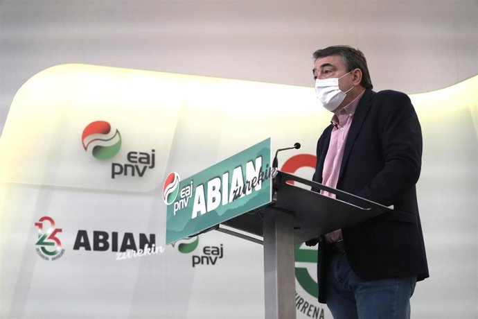 Archivo - El portavoz del PNV, Aitor Esteban, en una rueda de prensa en Bilbao