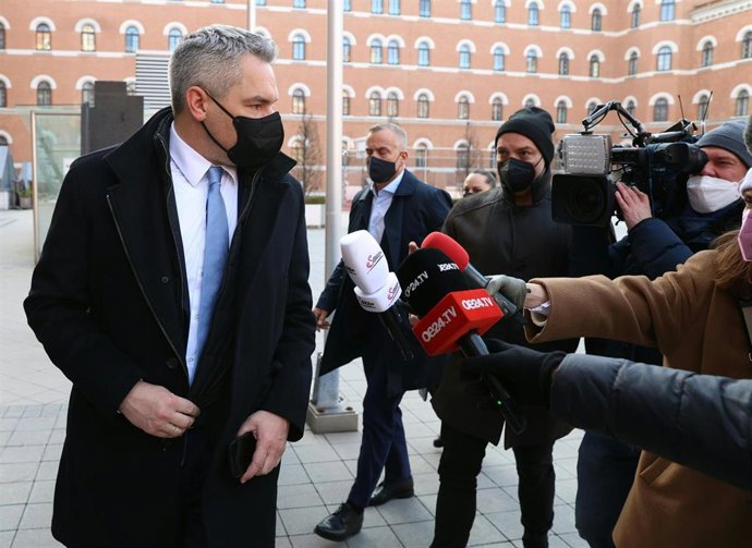 El canciller de Austria, Karl Nehammer, ante la prensa en Viena. 