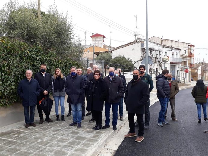 El consejero de Vertebración del Territorio, Movilidad y Vivienda del Gobierno de Aragón, José Luis Soro, y el presidente de la Diputación de Huesca, Miguel Gracia, visitan las obras de la travesía de Pomar de Cinca.