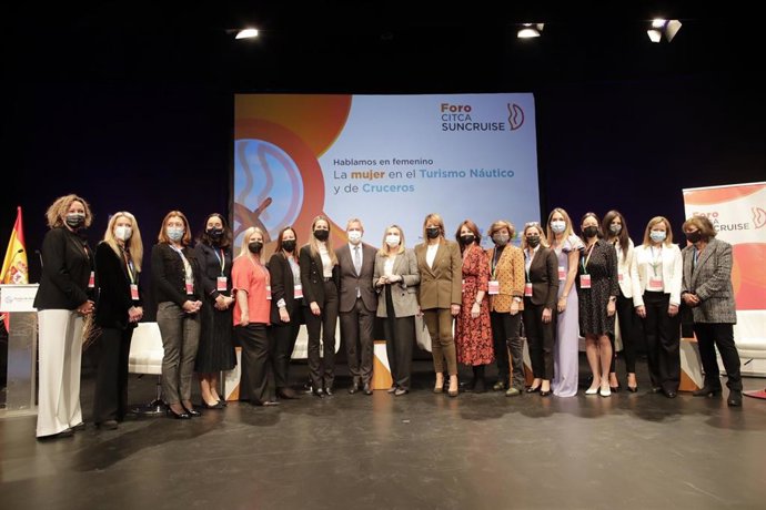 Autoridades en la jornada sobre 'La mujer en el turismo náutico y de cruceros'.