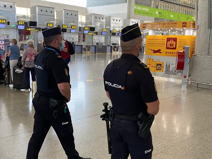Archivo - Agentes de la Policía Nacional en el aeropuerto de Málaga