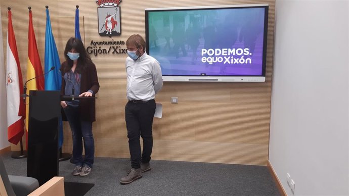 La portavoz de Podemos-Equo Xixón, Laura Tuero, y el diputado de Podemos Asturies, Daniel Ripa, en rueda de prensa en el Ayuntamiento de Gijón