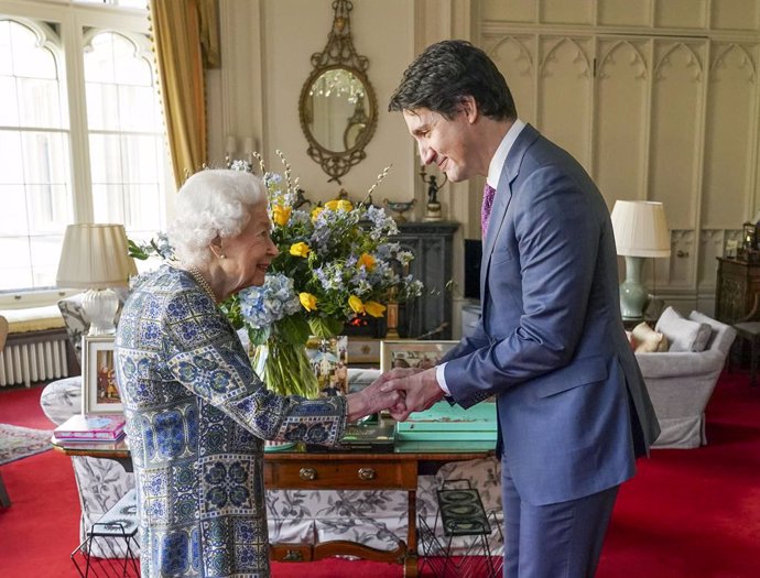 07 March 2022, United Kingdom, Windsor: Queen Elizabeth II (L) receives Canadian Prime Minister Justin Trudeau during an audience at Windsor Castle. Photo: Steve Parsons/PA Wire/dpa