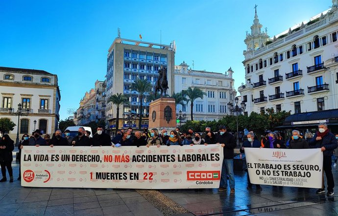 Archivo - Concentración de los sindicatos en la Plaza de las Tendillas de Córdoba para mostrar su pesar por la primera muerte en accidente laboral registrada en la provincia en 2022.
